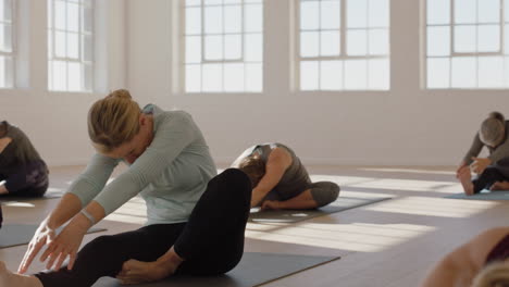 Yoga-Kurs-Einer-Gesunden,-Reifen-Frau,-Die-Die-Vorwärtsbeuge-Pose-Von-Kopf-Bis-Knie-übt-Und-Das-Morgendliche-Körperliche-Fitnesstraining-Im-Studio-Genießt