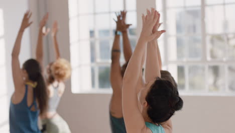 Yoga-Kursgruppe-Junger-Gesunder-Menschen,-Die-Kriegerpose-Praktizieren-Und-Den-Fitness-Lebensstil-Genießen-Und-Bei-Sonnenaufgang-Im-Studio-Trainieren