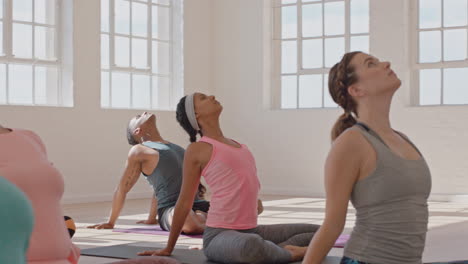Yoga-Kursgruppe-Junger,-Gemischtrassiger-Menschen,-Die-Posen-üben,-Ihren-Körper-Dehnen-Und-Einen-Gesunden-Lebensstil-Genießen-Und-Im-Fitnessstudio-Trainieren
