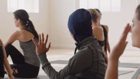 Gesunde-Yoga-Frau-Praktiziert-Die-Pose-„Halber-Herr-Der-Fische“.-Junge-Muslimische-Frau-Mit-Kopftuch-Genießt-Den-Fitness-Lebensstil-Und-Trainiert-Im-Studio-Mit-Einer-Gruppe-Gemischtrassiger-Frauen