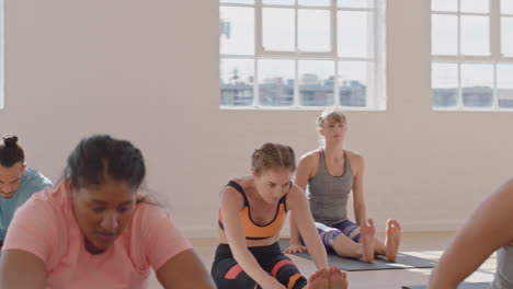 Yoga-Kursgruppe-Junger,-Gemischtrassiger-Menschen,-Die-Posen-üben-Und-Einen-Gesunden-Lebensstil-Genießen-Und-Im-Fitnessstudio-Trainieren