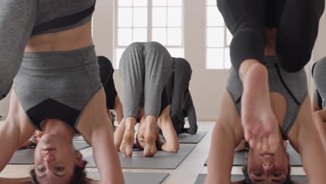 Yoga-Klassengruppe-Gemischtrassiger-Frauen,-Die-Eine-Unterstützte-Kopfstandhaltung-Praktizieren-Und-Einen-Gesunden-Lebensstil-Genießen-Und-In-Der-Fitness-Studio-Meditation-Trainieren