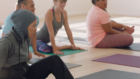Yoga-Kursgruppe-Gemischtrassiger-Menschen,-Die-Sich-Bei-Sonnenaufgang-Für-Das-Training-Am-Frühen-Morgen-Im-Fitnessstudio-Bereit-Machen