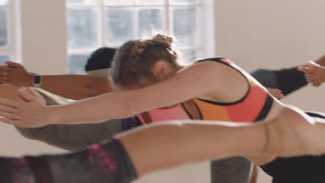 Yoga-Kurs-Junger-Gesunder-Frauen,-Die-Kriegerpose-Praktizieren-Und-Bei-Sonnenaufgang-Im-Fitnessstudio-Trainieren