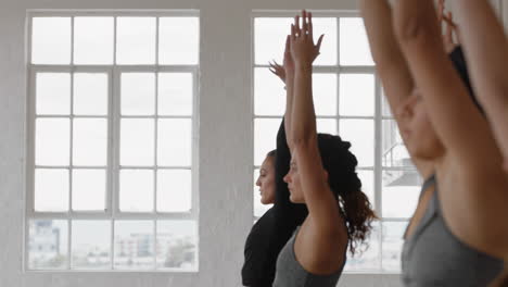 Eine-Gruppe-Schöner,-Gemischtrassiger-Frauen-Im-Yoga-Kurs-übt-Die-Krieger-Pose-Und-Genießt-Einen-Gesunden-Lebensstil-Bei-Der-Ausübung-Der-Meditation-Im-Fitnessstudio