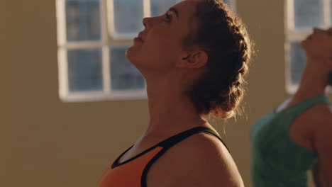Yoga-Kurs.-Gesunde-Frau-übt-Posen,-Dehnt-Ihren-Körper-Und-Genießt-Das-Training-Im-Fitnessstudio-Bei-Sonnenaufgang