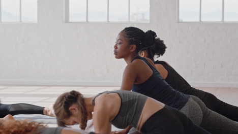 Yoga-Kurs.-Schöne-Gruppe-Von-Frauen,-Die-Schlafende-Taubenhaltung-Praktizieren-Und-Einen-Gesunden-Lebensstil-Genießen-Und-Ihren-Flexiblen-Körper-Im-Fitnessstudio-Dehnen