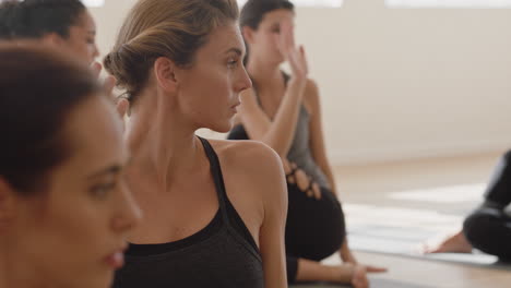 Gesunde-Yoga-Frau-Praktiziert-Die-Pose-„Halbherr-Der-Fische“.-Junge-Kaukasische-Frau-Genießt-Den-Fitness-Lebensstil-Und-Trainiert-Im-Studio-Mit-Einer-Gruppe-Gemischtrassiger-Frauen