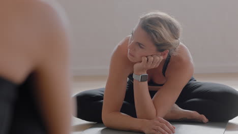 Gelangweilte-Yoga-Frau-Im-Fitnesskurs-Entspannt-Sich-Auf-Der-Trainingsmatte-Und-Sieht-Nachdenklich-Aus