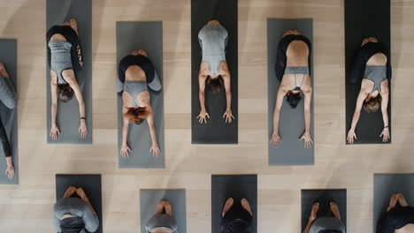 Ansicht-Von-Oben:-Yoga-Kurs.-Gesunde-Frauen-Praktizieren-Die-Pose-Ihres-Kindes-Und-Genießen-Den-Fitness-Lebensstil,-Indem-Sie-Im-Studio-Trainieren
