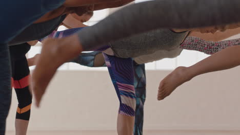 Yoga-Kurs-Junger-Multiethnischer-Menschen,-Die-Kriegerpose-Praktizieren-Und-Einen-Gesunden-Lebensstil-Genießen-Und-In-Der-Gruppenmeditation-Im-Fitnessstudio-Trainieren
