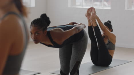 Yoga-Kurs-Schöne-Afroamerikanische-Frau,-Die-Ihren-Körper-Dehnt,-Bereit-Für-Das-Morgendliche-Training-Im-Fitnessstudio