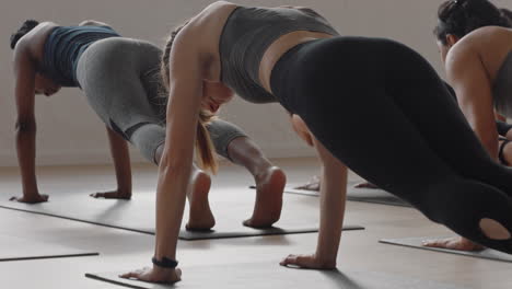 Yoga-Kursgruppe-Gemischtrassiger-Frauen,-Die-Kobra-Pose-Praktizieren-Und-Einen-Gesunden-Lebensstil-Genießen-Und-Bei-Sonnenaufgang-Im-Fitnessstudio-Trainieren