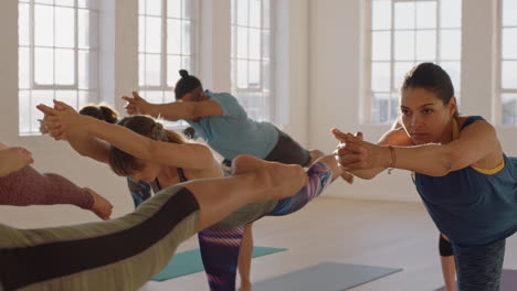 Yoga-Kursgruppe-Junger-Gesunder-Menschen,-Die-Kriegerpose-Praktizieren-Und-Den-Fitness-Lebensstil-Genießen-Und-Bei-Sonnenaufgang-Im-Studio-Trainieren