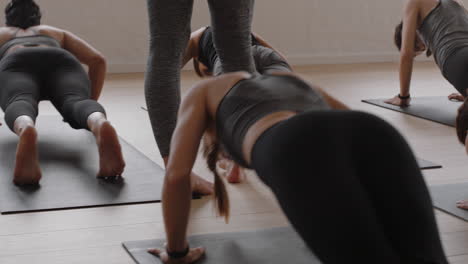 Yoga-Kurslehrerin-Unterrichtet-Eine-Gruppe-Von-Frauen,-Die-Im-Fitnessstudio-Einen-Gesunden-Lebensstil-Genießen,-In-Kobra-Pose