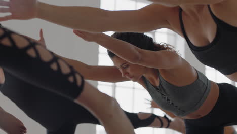 Schöne-Kaukasische-Yoga-Frau-Praktiziert-Krieger-Pose-Meditation-Mit-Einer-Gruppe-Gemischtrassiger-Frauen,-Die-Einen-Gesunden-Lebensstil-Genießen-Und-Bei-Sonnenaufgang-Im-Fitnessstudio-Trainieren