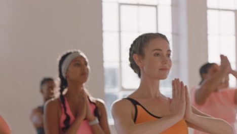 Yoga-Kurs-Junger-Gesunder-Menschen,-Die-Bei-Sonnenaufgang-Im-Fitnessstudio-Gebetspose-Praktizieren-Und-Achtsamkeitsmeditation-Genießen