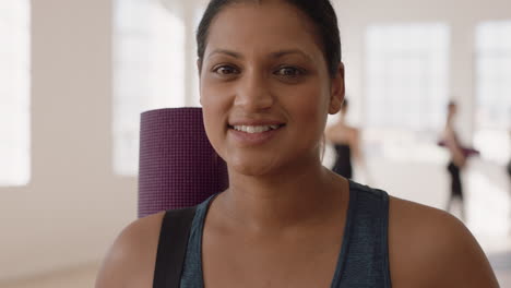 Yoga-Kurs-Porträt,-Glückliche-Schwangere-Frau-Mit-Gemischter-Abstammung,-Lächelnd,-Den-Bauch-Haltend,-Gesunden-Lebensstil-Im-Fitnessstudio-Genießend