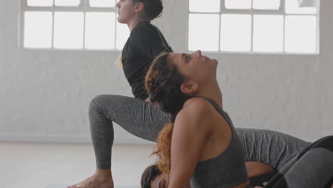 Yoga-Kursgruppe-Gesunder-Frauen,-Die-Sich-Dehnen-Und-Sich-Auf-Das-Morgendliche-Training-Vorbereiten,-Posen-üben-Und-Einen-Gesunden-Lebensstil-Im-Fitnessstudio-Trainieren
