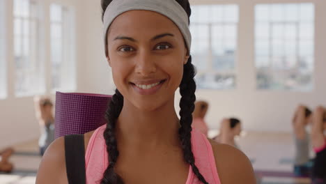 Yoga-Kurs-Porträt-Einer-Glücklichen-Frau-Gemischter-Abstammung,-Die-Selbstbewusst-Lächelt-Und-Einen-Gesunden-Lebensstil-Mit-Multiethnischen-Menschen-Genießt,-Die-Im-Fitnessstudio-Trainieren