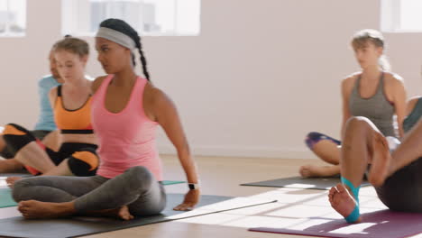Yoga-Kursgruppe-Junger,-Gemischtrassiger-Menschen,-Die-Posen-üben,-Ihren-Körper-Dehnen-Und-Einen-Gesunden-Lebensstil-Genießen-Und-Im-Fitnessstudio-Trainieren