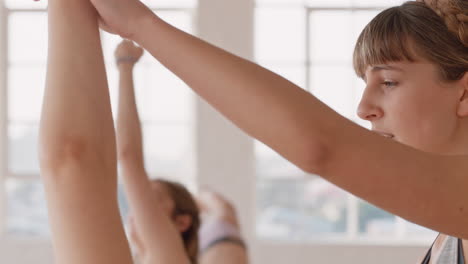 Yoga-Kurslehrer-Unterrichtet-Eine-Schöne-Gruppe-Von-Frauen,-Die-Einen-Gesunden-Lebensstil-Genießen-Und-In-Der-Fitness-Studio-Meditation-Trainieren,-In-Umgekehrter-Krieger-Pose