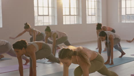 Yoga-Klasse,-Multiethnische-Frauen,-Die-Kobra-Pose-Praktizieren,-Genießen-Einen-Gesunden-Lebensstil-Und-Trainieren-Im-Fitnessstudio-Bei-Sonnenaufgang