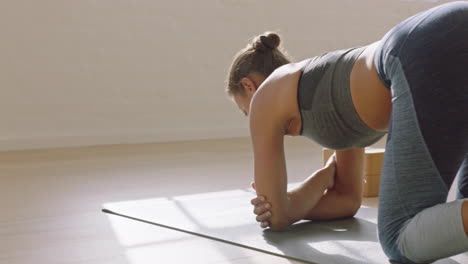 Gesunde-Yoga-Frau-Praktiziert-Handstand-Pose-Und-Genießt-Den-Fitness-Lebensstil,-Trainiert-Im-Studio-Und-Dehnt-Schönes-Körpertraining-Auf-Der-Trainingsmatte-Bei-Sonnenaufgang