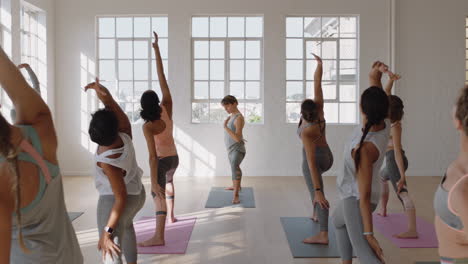 Yoga-Klasse-Mit-Schönen-Frauen,-Die-Krieger-Pose-üben-Und-Einen-Gesunden-Lebensstil-Genießen,-Im-Fitnessstudio-Trainieren,-Lehrer,-Der-Gruppenmeditation-Leitet-Und-Trainingshaltung-Lehrt