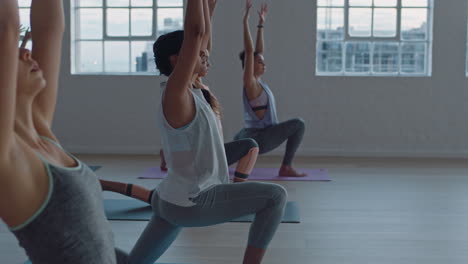 Yoga-Kurs-Mit-Gesunden-Frauen,-Die-Die-Krieger-Pose-Praktizieren-Und-Das-Training-Im-Fitnessstudio-Genießen.-Der-Lehrer-Leitet-Die-Gruppenmeditation-Und-Lehrt-Die-Trainingshaltung-Bei-Sonnenaufgang