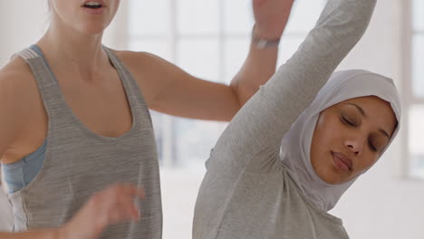 Yoga-Klasse,-Schöne-Muslimische-Frau,-Die-Dreieckshaltung-Praktiziert,-Fitnesstrainerin,-Die-Eine-Gruppe-Multiethnischer-Frauen-Unterrichtet,-Gesunde-Meditationspraxis-Im-Trainingsstudio