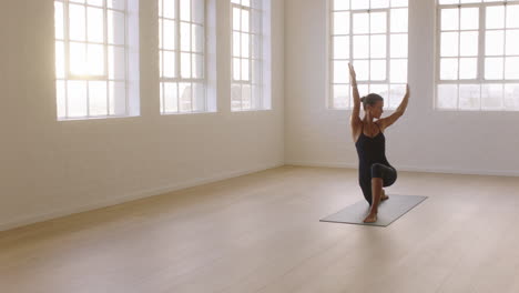 Schöne-Yoga-Frau-übt-Posen-Und-Genießt-Den-Fitness-Lebensstil,-Trainiert-Im-Studio-Und-Dehnt-Den-Flexiblen-Körper,-Trainiert-Frühmorgendliche-Meditation-Auf-Einer-Trainingsmatte