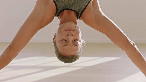 Luft-Yoga-Frau-übt-Affenhaltung,-Die-Kopfüber-In-Der-Hängematte-Hängt-Und-Einen-Gesunden-Fitness-Lebensstil-Genießt,-Indem-Sie-Im-Studio-Bei-Sonnenaufgang-Meditation-Trainiert