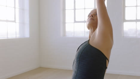 Schöne-Yoga-Frau,-Die-Die-Umgekehrte-Krieger-Pose-Praktiziert-Und-Den-Fitness-Lebensstil-Genießt,-Der-Im-Studio-Trainiert-Und-Den-Flexiblen-Körper-Trainiert,-Frühmorgendliche-Meditation-Auf-Der-Trainingsmatte