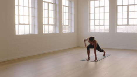 Schöne-Yoga-Frau,-Die-Eine-Erweiterte-Seitenwinkel-Pose-Praktiziert-Und-Den-Fitness-Lebensstil-Genießt,-Indem-Sie-Im-Studio-Trainiert-Und-Flexible-Körpertrainingsmeditation-Auf-Einer-Trainingsmatte-Bei-Sonnenaufgang-Ausdehnt