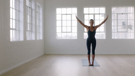 Schöne-Yoga-Frau-übt-Im-Stehen-Nach-Vorne-Gebeugte-Pose-Und-Genießt-Den-Fitness-Lebensstil,-Trainiert-Im-Studio-Und-Dehnt-Den-Flexiblen-Körper,-Trainiert-Frühmorgendliche-Meditation-Auf-Einer-Trainingsmatte