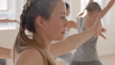 Yoga-Kurs.-Schöne-Kaukasische-Frau,-Die-Kriegerpose-Praktiziert-Und-Einen-Gesunden-Lebensstil-Genießt-Und-Bei-Sonnenaufgang-Im-Fitnessstudio-Trainiert