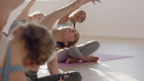 Yoga-Kurs-Mit-Schönen-Frauen,-Die-Sitzende-Seitenbeuge-Pose-üben-Und-Einen-Gesunden-Lebensstil-Genießen,-Indem-Sie-Im-Fitnessstudio-Trainieren-Und-Gruppenmeditation-Bei-Sonnenaufgang-Unterrichten
