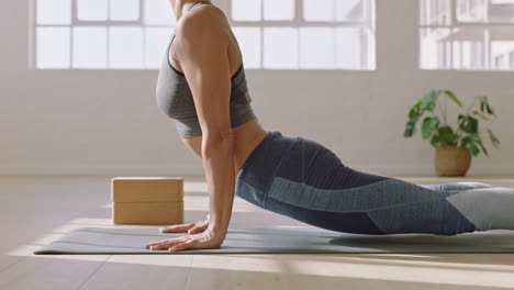 Gesunde-Yoga-Frau-Praktiziert-Kobra-Pose-Und-Genießt-Den-Fitness-Lebensstil,-Indem-Sie-Im-Studio-Trainiert-Und-Schönes-Körpertraining-Auf-Der-Trainingsmatte-Bei-Sonnenaufgang-Ausdehnt