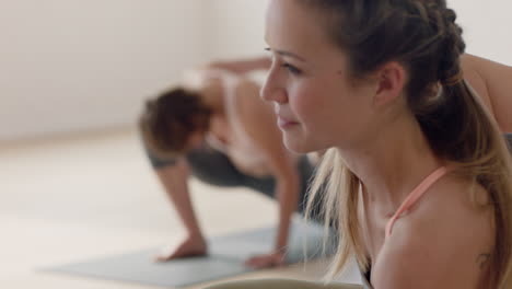 Yoga-Kurs,-Schöne-Junge-Frau,-Die-Sich-Dehnt,-Posen-übt-Und-Sich-Beim-Aufwärmen-Auf-Das-Training-Im-Fitnessstudio-Vorbereitet
