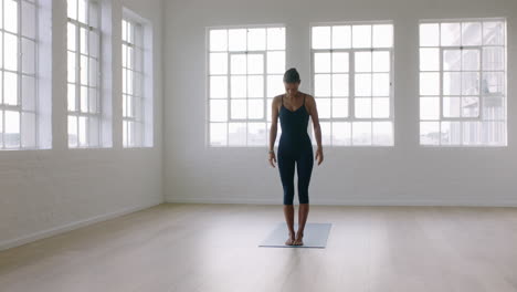 Schöne-Yoga-Frau-übt-Stehende-Gebetshaltung-Und-Genießt-Den-Fitness-Lebensstil,-Trainiert-Im-Studio-Und-Dehnt-Den-Flexiblen-Körper,-Trainiert-Frühmorgendliche-Meditation-Auf-Einer-Trainingsmatte