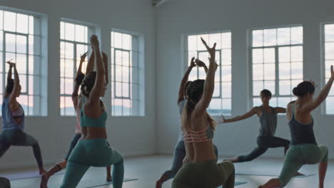 Yoga-Kurs-Mit-Gesunden-Frauen,-Die-Bei-Sonnenaufgang-Im-Fitnessstudio-Halbmond-Longe-Pose-üben-Und-Frühmorgendliche-Übungen-Genießen