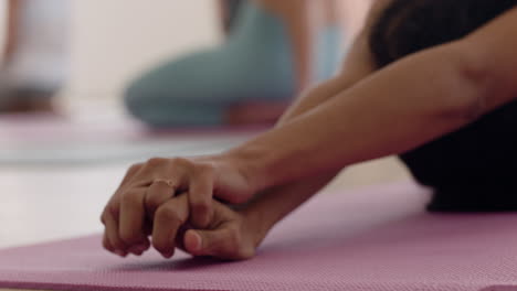 Nahaufnahme-Der-Hände-Einer-Yoga-Frau,-Die-Sich-Auf-Einer-Trainingsmatte-Ausdehnt-Und-Ein-Gesundes-Lebensstiltraining-Im-Wellness-Studio-Genießt