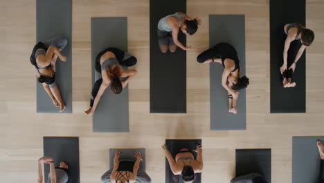Ansicht-Von-Oben:-Yoga-Kurs,-Gesunde-Frauen,-Die-Sich-Dehnen,-Sich-Auf-Das-Training-Vorbereiten,-Im-Studio-Trainieren-Und-Den-Fitness-Lebensstil-Genießen