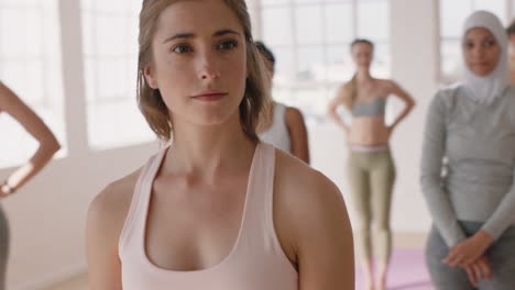 Fröhliche-Yoga-Frau-Macht-Lustige-Handgesten-Und-Hat-Spaß-Im-Fitnessstudio