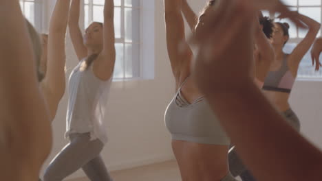 Yoga-Kurs:-Gesunde-Hispanische-Frau-übt-Kriegerpose-Mit-Einer-Gruppe-Schöner-Frauen,-Die-Einen-Gesunden-Lebensstil-Genießen-Und-Bei-Sonnenaufgang-Im-Fitnessstudio-Trainieren