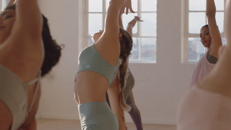 Yoga-Kurs:-Gesunde-Kaukasische-Frau-übt-Reverse-Warrior-Pose-Mit-Einer-Gruppe-Schöner-Frauen,-Die-Einen-Gesunden-Lebensstil-Genießen-Und-Bei-Sonnenaufgang-Im-Fitnessstudio-Trainieren