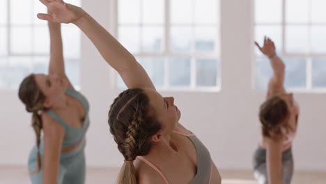 Schöne-Yoga-Frau-übt-Reverse-Warrior-Pose-Im-Fitnessstudio.-Kaukasische-Frau-Trainiert-Mit-Einem-Trainer.-Eine-Gruppe-Von-Frauen-Genießt-Einen-Gesunden,-Ausgewogenen-Lebensstil