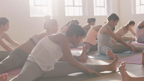 Yoga-Kurs-Mit-Schönen-Multiethnischen-Frauen,-Die-Seitlich-Sitzende-Weitwinkelhaltung-üben-Und-Einen-Gesunden-Lebensstil-Genießen,-Indem-Sie-Im-Fitnessstudio-Gruppenmeditation-Bei-Sonnenaufgang-Ausüben