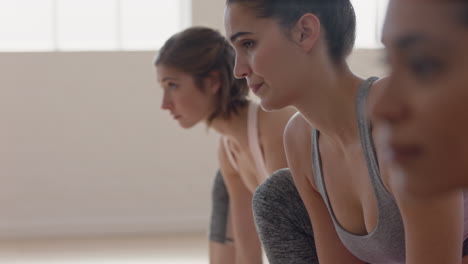 Yoga-Klasse,-Gesunde-Gruppe-Von-Frauen,-Die-Niedrige-Longe-Pose-Praktizieren-Und-Einen-Gesunden-Lebensstil-Genießen,-Indem-Sie-Im-Fitnessstudio-Gruppenmeditation-Trainieren